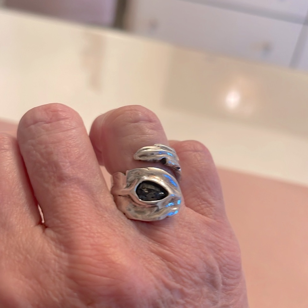 Uno de 50 sterling silver-plated “feather” ring with 1 gray Swarovski crystal